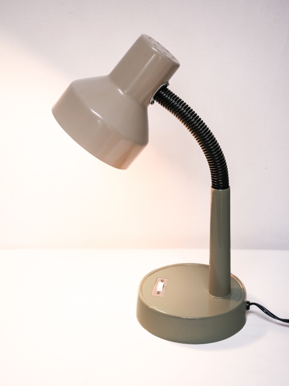 Vintage Flexible Gooseneck desk lamp - gently used